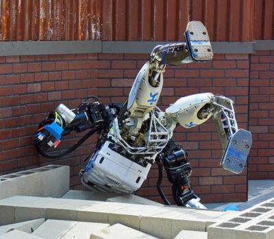 Pourquoi les robots humanoïdes continuent-ils de tomber alors que les humains le font rarement ?