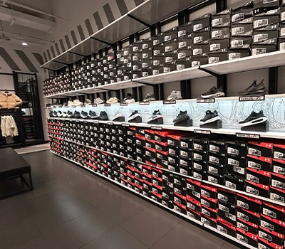 Transformer la vente au détail de chaussures : des marques comme Adidas, Clarks, SKECHERS, ANTA, ...