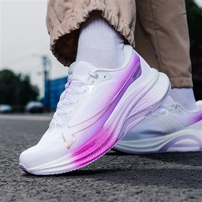 Chaussures de sport : comment la technologie de numérisation 3D du pied relève les défis critique...